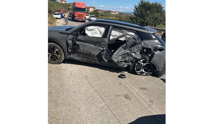 Aksident në aksin Elbasan–Peqin, përplasen dy automjete në fshatin Përparim