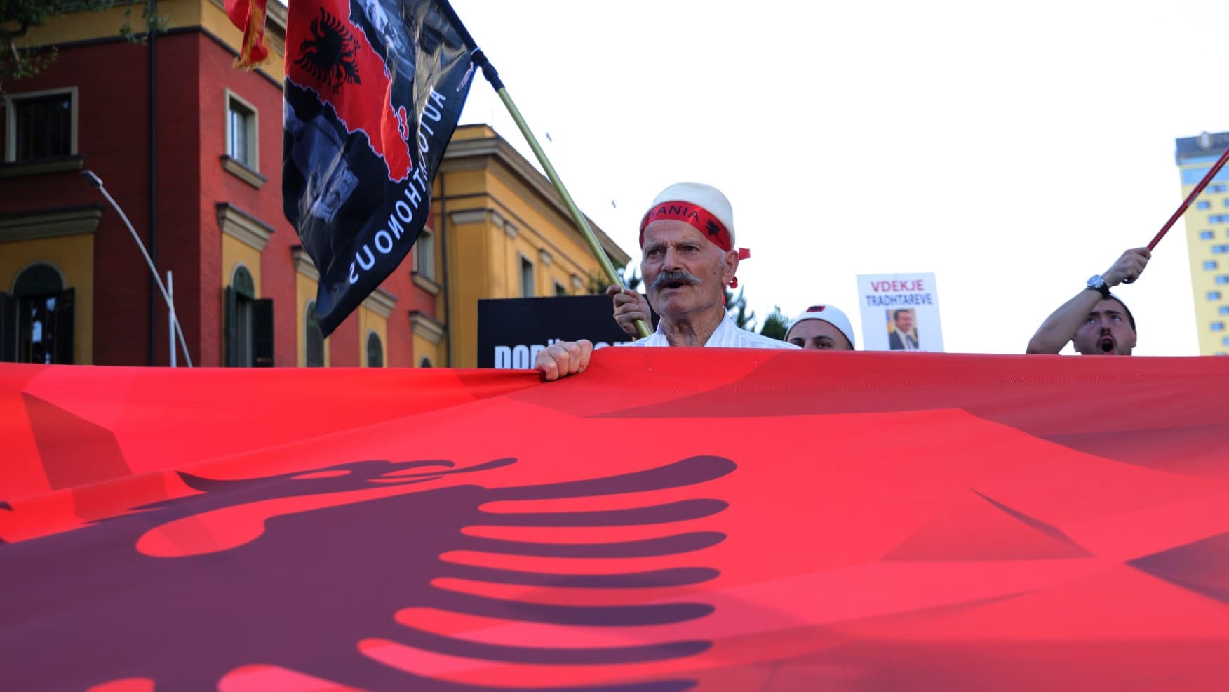“Shqipëria nuk shitet”/ Mbahet sot protesta e 15-të në Tiranë kundër Ramës